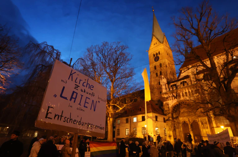 Mehr Laienbeteiligung gehört zum Forderungskatalog von reformorientierten Katholiken. (Archivbild) — © Karl-Josef Hildenbrand/dpa