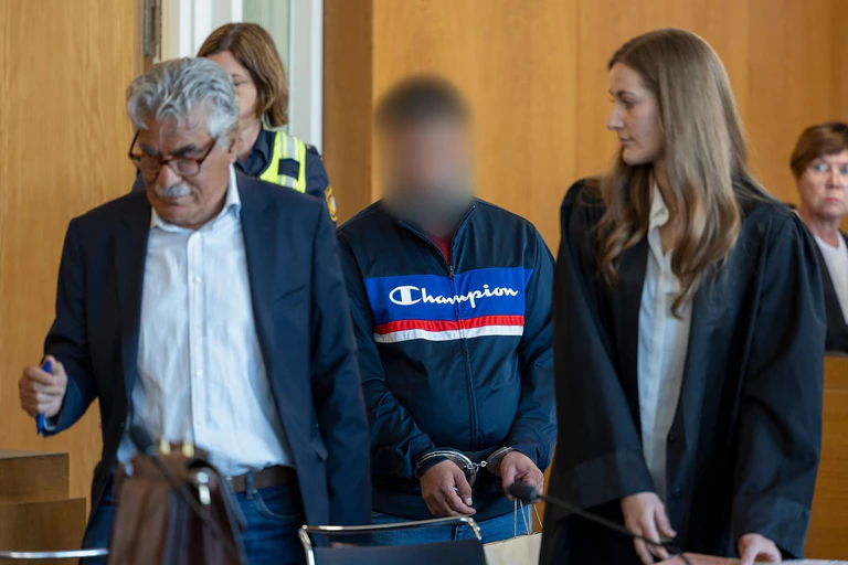 Der Prozess vorm Landgericht Würzburg findet mit Übersetzer (links) statt. — © Heiko Becker/dpa