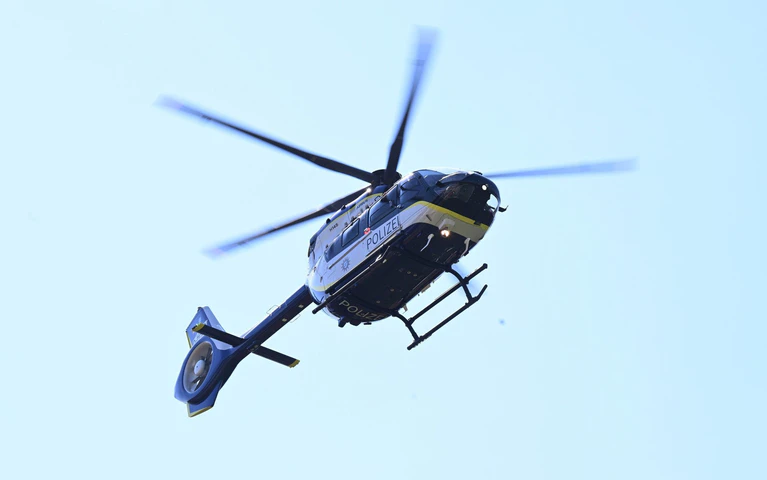 Die Polizei machte sich wegen vermeintlicher Hilfeschreie auch mit einem Hubschrauber auf die Suche. (Symbolbild) — © Felix Hörhager/dpa