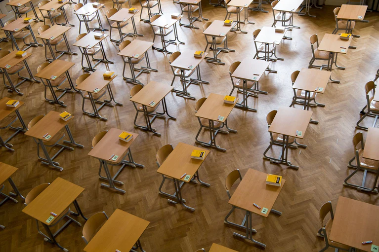 Übergeben werden die Abiturzeugnisse am 26. Juni 2026. (Archivbild) — © Peter Kneffel/dpa