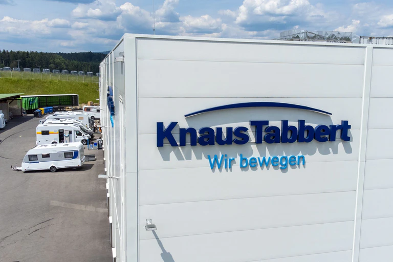 Der Caravan-Hersteller Knaus Tabbert hat bei Gewichtsangaben seiner Fahrzeuge geschummelt. (Archivbild) — © Armin Weigel/dpa
