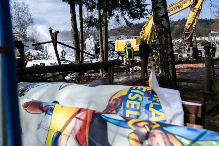 Feuerwehrleute löschen weiter. — © Pia Bayer/dpa