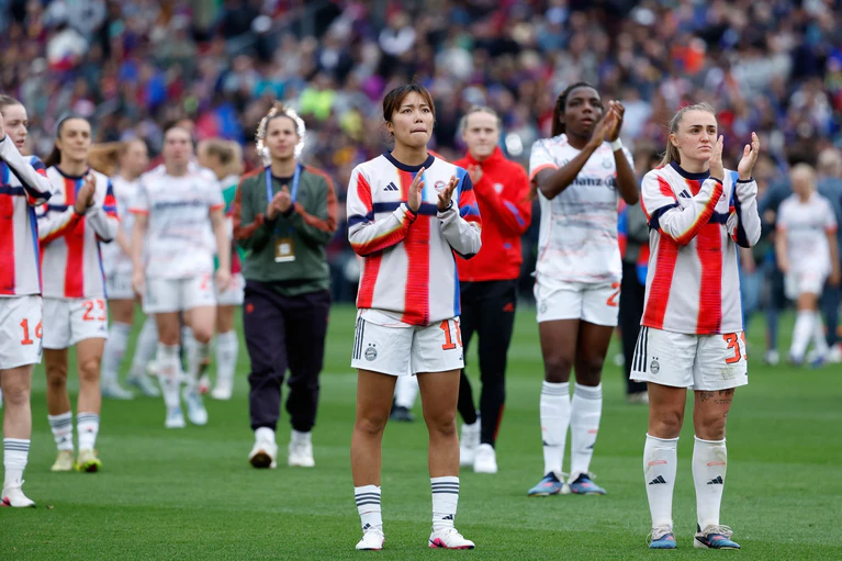 Raus mit Applaus: die Bayern-Frauen mit Momoko Tanikawa (Vordergrund) in Barcelona.  — © Joan Monfort/AP/dpa