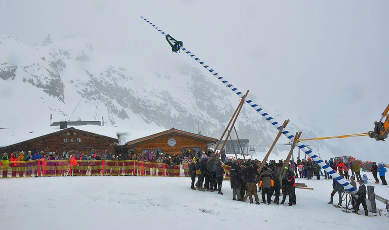 Auch auf der Zugspitze gibt es einen Maibaum. (Archivbild)  — © Peter Lehner/dpa