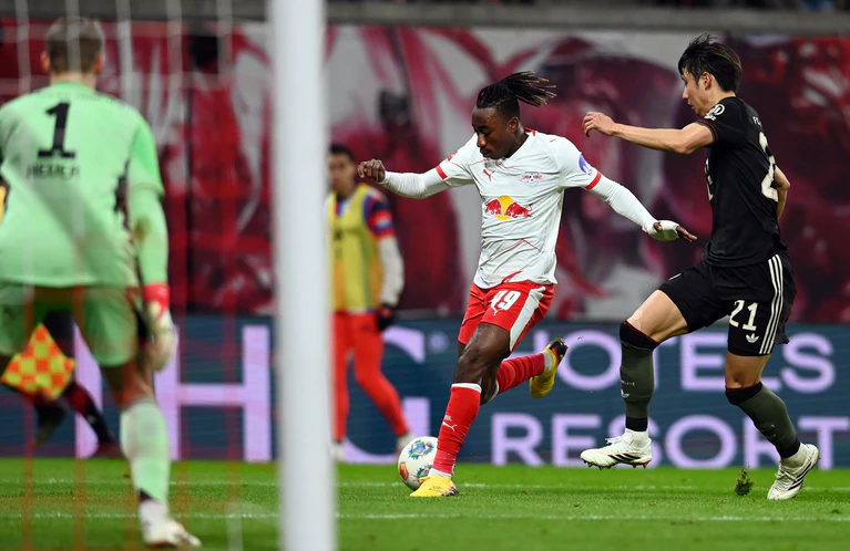 Leipzigs Yan Diomande (M) scheitert an Bayern-Torwart Manuel Neuer (l) — © David Hammersen/dpa