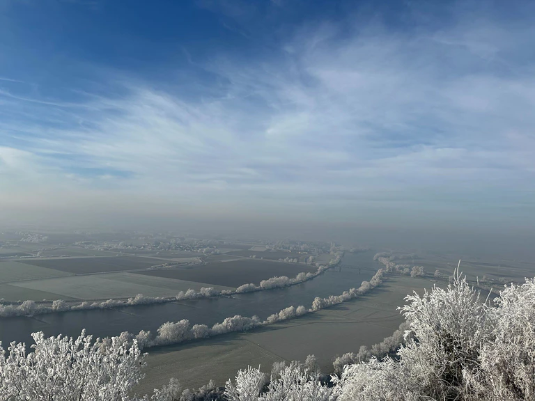 Blick vom Bogenberg: Es soll auch weiter frischer Schnee fallen.  — © Ute Wessels/dpa