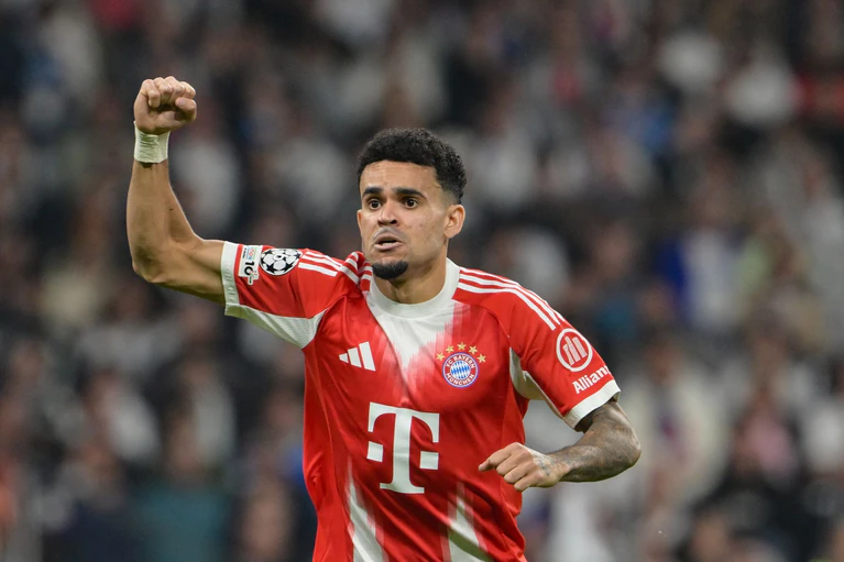 Luis Díaz feiert sein 1:0. — © Peter Kneffel/dpa