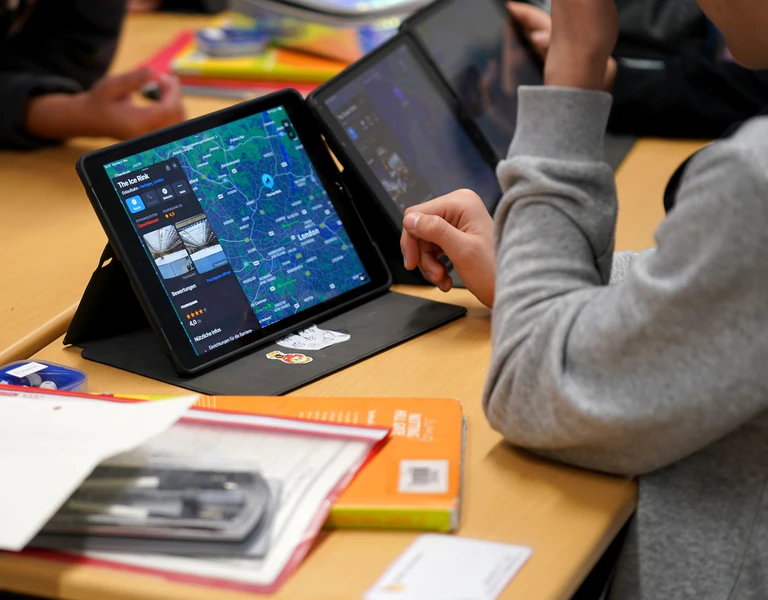 Bis 2028 sollen alle Kinder an Bayerns Schulen ein Laptop oder ein Tablet bekommen. (Symbolbild) — © Marcus Brandt/dpa