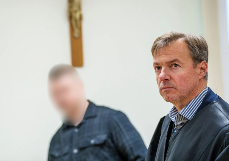 Der Angeklagte will nichts von den Verletzungen des Opfers gewusst haben. — © Andreas Arnold/dpa