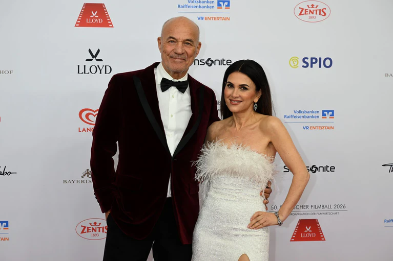 Heiner und Viktoria Lauterbach kommen zur Deutschen Filmball. — © Felix Hörhager/dpa