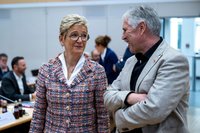 Freundliche Stimmung: Die Verhandlungsführer der bayerischen Metall-Arbeitgeber, Angelique Renkhoff-Mücke, und der IG Metall Bayern, Horst Ott — © Lennart Preiss/dpa