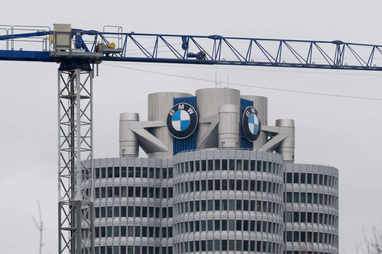 Bei BMW ist derzeit vieles im Umbruch. Das kostet Geld. — © Tobias Hase/dpa