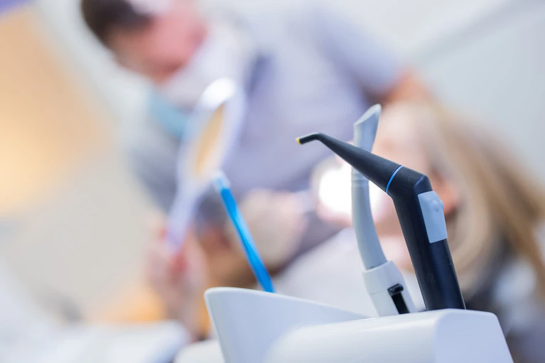 Der Zahnarzt forderte für die Reparatur des Behandlungsstuhls rund 1.700 Euro von seinem Patienten. (Symbolbild) — © Rolf Vennenbernd/dpa