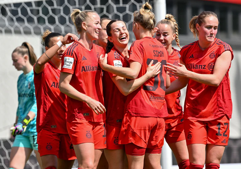 Auf zum Titel: Die Bayern-Frauen freuen sich über das 1:0 durch Lea Schüller (2.v.l.). — © Peter Kneffel/dpa
