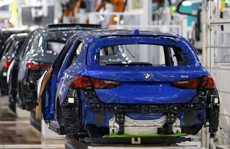 Fahrzeuge werden auf einer Linie im BMW-Werk Leipzig montiert. — © Hendrik Schmidt/dpa
