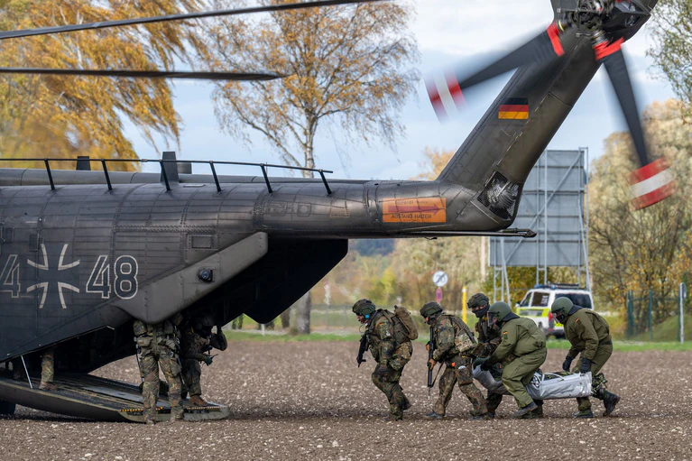 Bei einer Bundeswehr-Übung bringen Soldaten einen von einem Soldaten gespielten Verletzten zu einem Hubschrauber. — © Armin Weigel/dpa