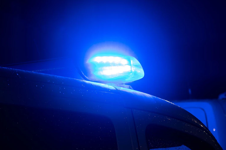Die Polizei fahndete nach der flüchtigen Frau - sie wurde auf einem Parkplatz angetroffen. (Symbolbild) — © Sarah Knorr/dpa