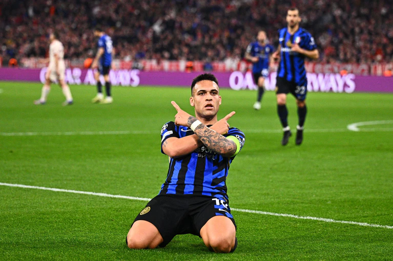 Lautaro Martinez trifft zum 1:0 für Inter Mailand. — © Tom Weller/dpa