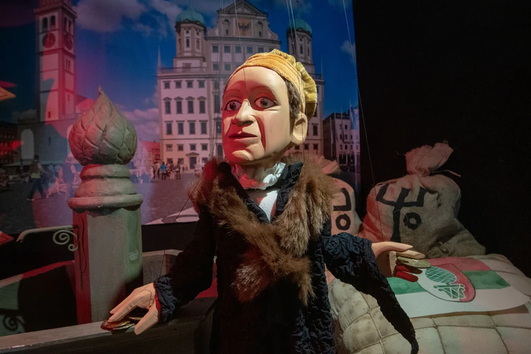Auch das berühmte Marionettentheater Augsburger Puppenkiste hat Jakob Fugger als Darsteller am Faden im Repertoire. (Archivbild) — © Stefan Puchner/dpa