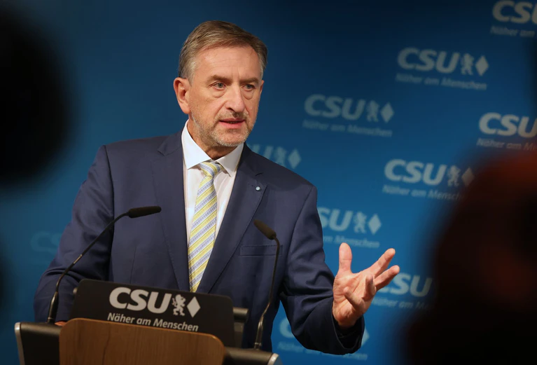 Kandidiert für die CSU und soll Minister werden: Bauernverbands-Präsident Günther Felßner. — © Karl-Josef Hildenbrand/dpa