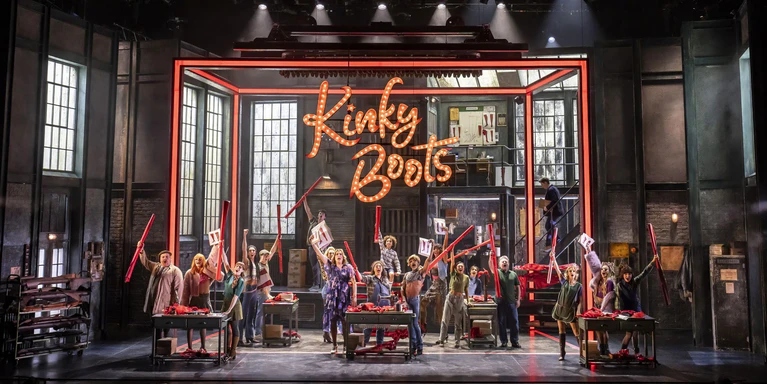 «Kinky Boots» erzählt die Geschichte von Charlie Price, der die angeschlagene Schuhfabrik seines toten Vaters erbt. — © Johan Persson/ATG Entertainment/dpa