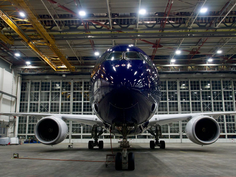 Ein neuer Airbus A350-900 der Lufthansa mit Jubiläums-Sonderlackierung. — © Carsten Hoefer/dpa