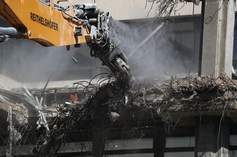 Bei Gebäuden sollen zunächst Sanierungen oder Umbauten geprüft werden, bevor es zum Abriss komme, wünschen sich die Grünen. (Symbolbild) — © Daniel Karmann/dpa