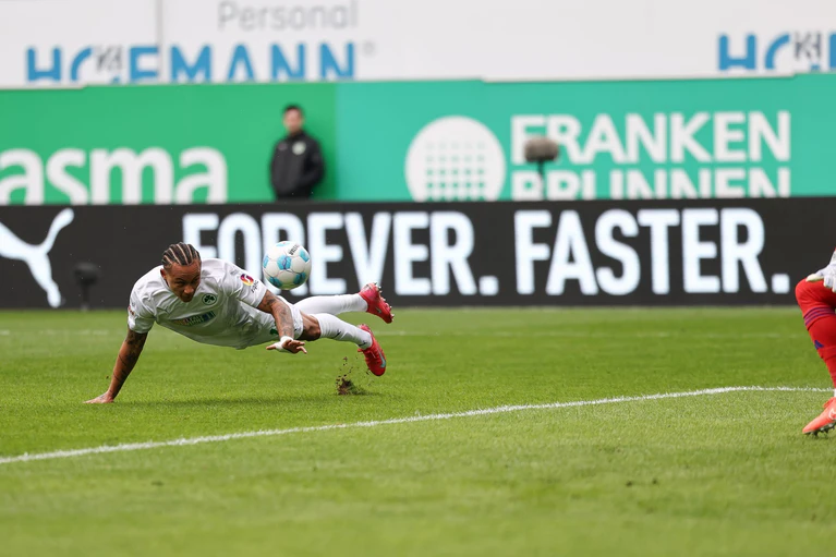 Roberto Massimo trifft nach seinem Fehler zum 0:1 zum Ausgleich. — © Daniel Löb/dpa