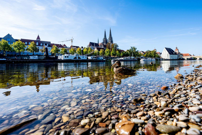 Auf der Donau - wie hier in Regensburg - sind die Pegelstände wegen der Trockenheit zuletzt gefallen. (Archivbild) — © Armin Weigel/dpa