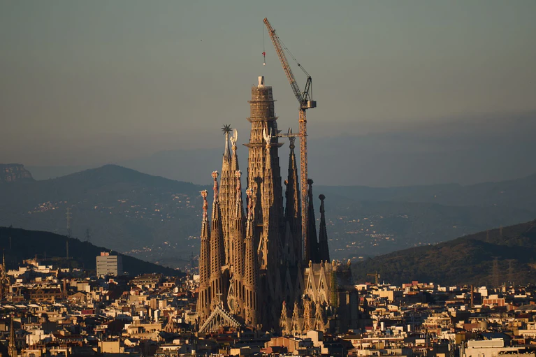 Die Kirche lockt jetzt schon jährlich Millionen Besucher.  — © Emilio Morenatti/AP/dpa