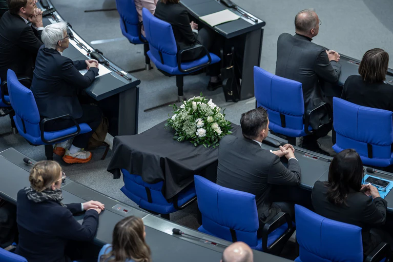 Mit einem Gesteck wurde in der vergangenen Sitzungswoche im Bundestag des gestorbenen Abgeordneten Carsten Träger (SPD) gedacht. — © Michael Kappeler/dpa