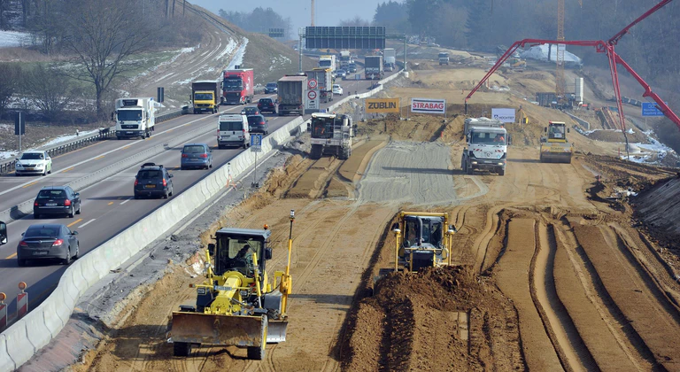 Baustellen erfordern nicht nur von Autofahrern viel Geduld, sie kosten auch viel Geld. (Archivbild) — © Stefan Puchner/dpa