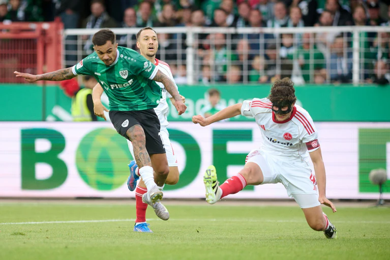 Oliver Batista Meier erzielt Münsters 1:0 - Nürnbergs Kapitän und Abwehrchef Fabio Gruber ist machtlos. — © Bernd Thissen/dpa