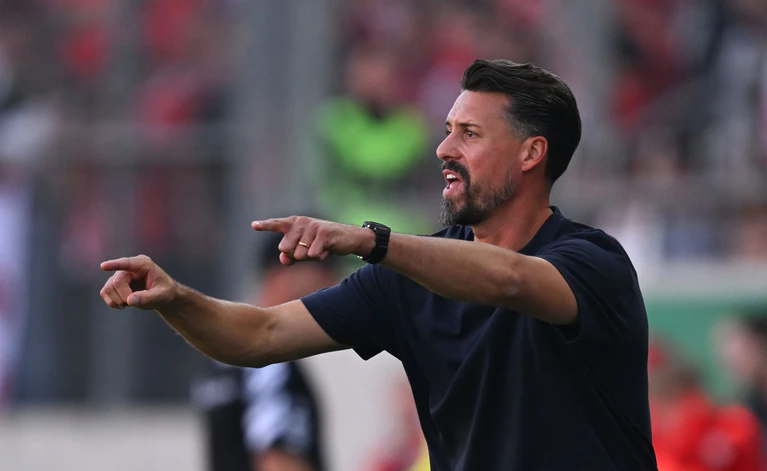 Feiert am Samstag seine Heimpremiere als Augsburg-Trainer: Sandro Wagner. (Archivbild) — © Hendrik Schmidt/dpa