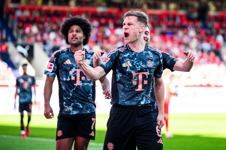 Torschütze zum 4:0-Endstand: Der Münchner Mittelfeldchef Joshua Kimmich (r.). — © Tom Weller/dpa