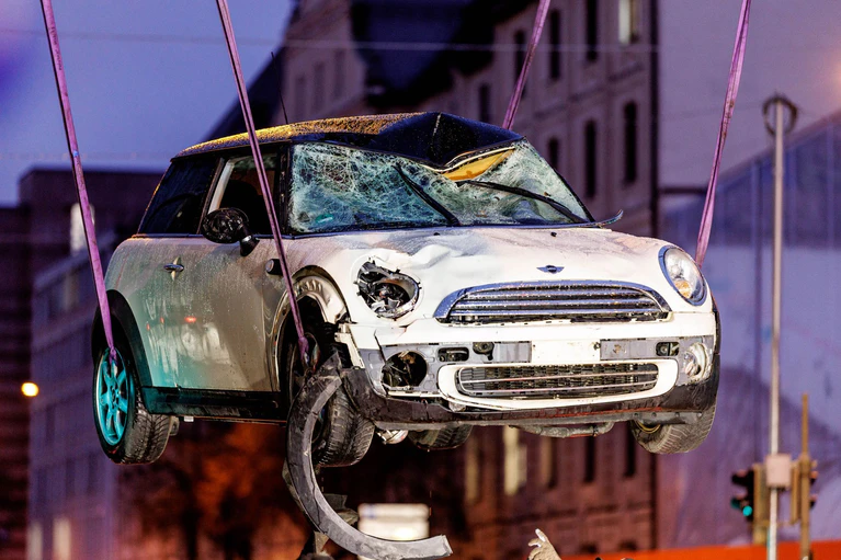 Das Auto des Täters wurde abtransportiert. — © Matthias Balk/dpa