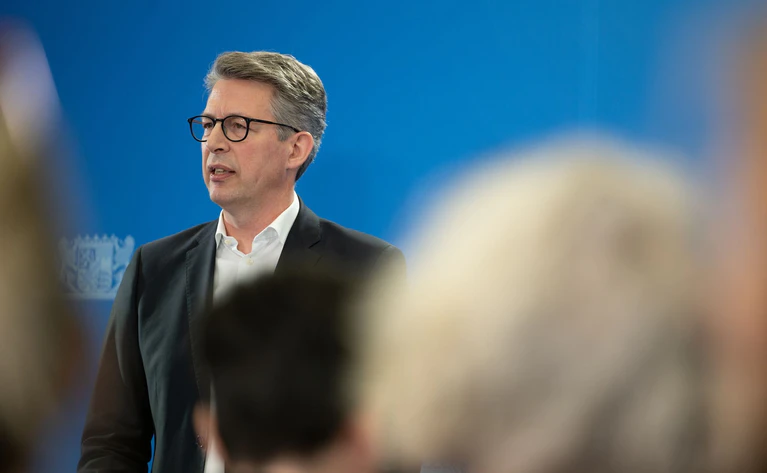 Bayern Kunstminister Markus Blume will mit der Rückgabe der Werke einen «Versuch der Wiedergutmachung in Richtung der Opfer» unternehmen. (Archivbild) — © Leonie Asendorpf/dpa