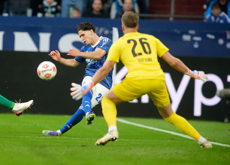 Der starke Schalker El-Faouzi scheitert knapp. — © Bernd Thissen/dpa