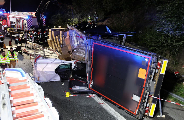 Ein Mensch ist bei einem Unfall mit einem Lastwagen auf der A3 gestorben. — © Ralf Hettler/dpa