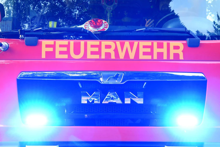 Die Feuerwehr war mit einem Großaufgebot vor Ort. (Symbolbild) — © Carsten Rehder/dpa