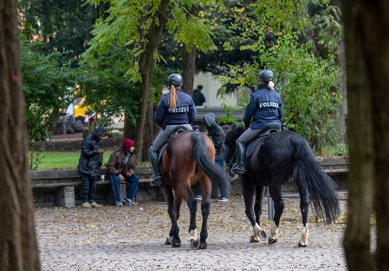 Polizei und der Kommunale Außendienst sollen kontrollieren, ob die Verbote eingehalten werden. (Archivbild) — © Peter Kneffel/dpa