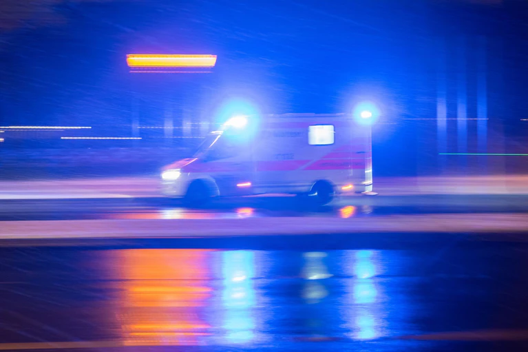 Eine 51-Jährige ist nach einem schweren Autounfall im Landkreis Wunsiedel gestorben. (Symbolbild) — © Sebastian Gollnow/dpa