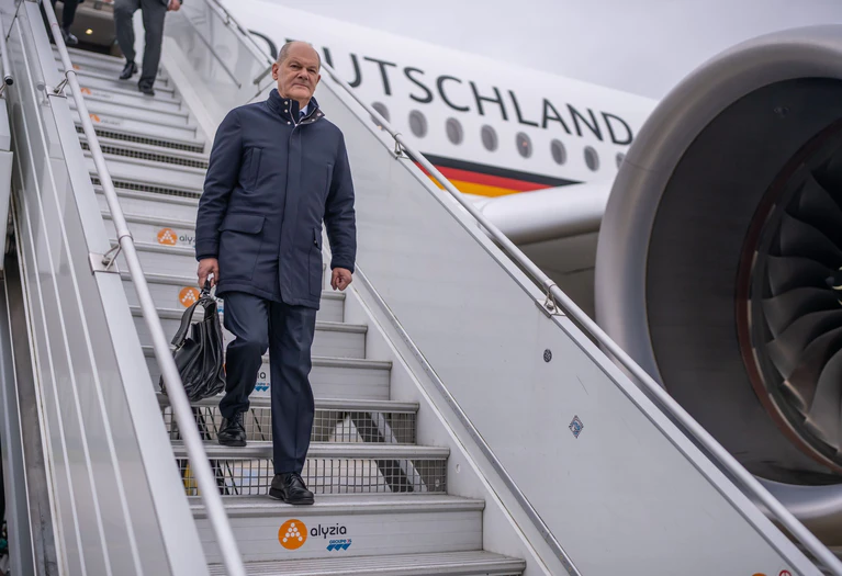 Kanzler Scholz war nur wenige Stunden in Paris. Dort erreichte ihn die Nachricht von der Messer-Attacke in Aschaffenburg. — © Michael Kappeler/dpa