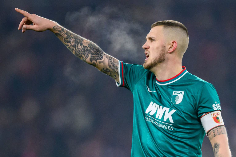 Einsatzbereit trotz Rückenproblemen: FCA-Kapitän Jeffrey Gouweleeuw. — © Tom Weller/dpa