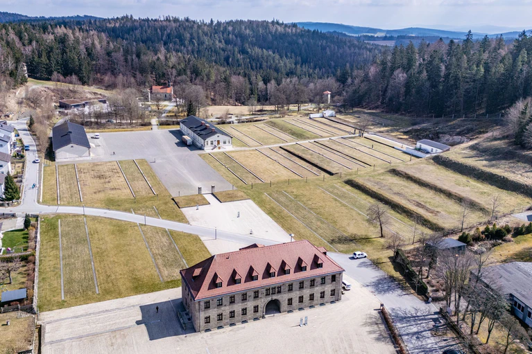 Seit Mitte der 1990er Jahre ist auf dem Gelände des ehemaligen KZ Flossenbürg eine Gedenkstätte errichtet worden. (Archivfoto) — © Armin Weigel/dpa