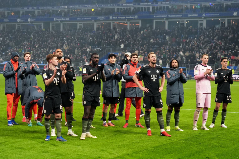 Dank an die Fans nach dem 2:2: Die Spieler des FC Bayern München.  — © Marcus Brandt/dpa