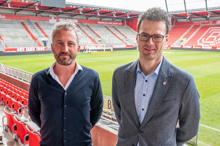 Geschäftsführer Hausner (r) verlängerte seinen Vertrag. (Archivbild) — © Armin Weigel/dpa