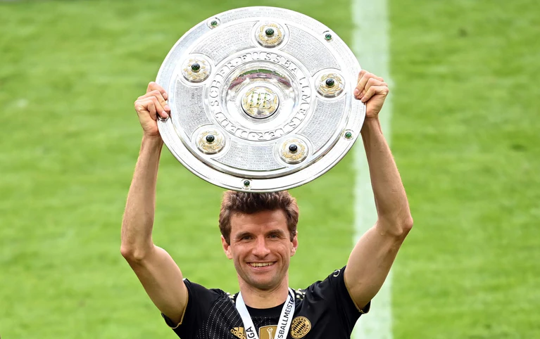 Der Rekordmeister: Es deutet alles darauf hin, dass Thomas Müller zum Bayern-Abschied noch ein 13. Mal die Meisterschale in Händen halten kann.  — © Sven Hoppe/dpa-Pool/dpa