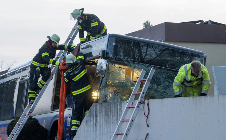 Die Feuerwehr war am späten Nachmittag vor Ort. — © Stefan Puchner/dpa