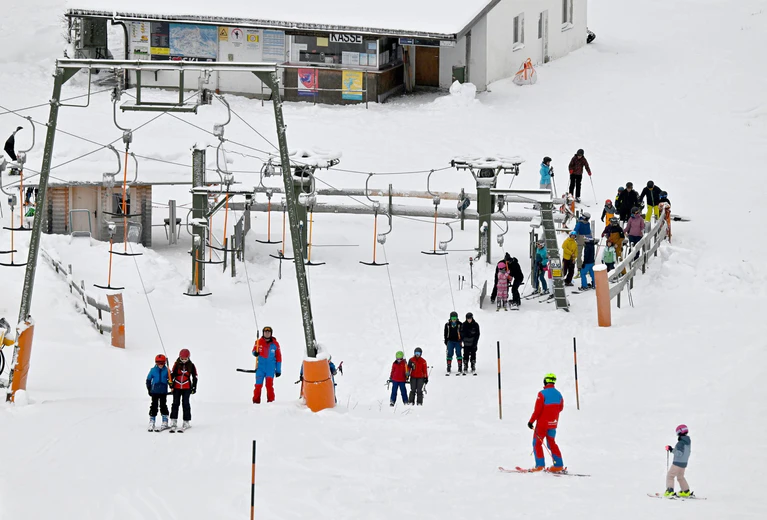 Das Wetter spielte allerdings nur teilweise mit - am Sonntag hingen Nebel und Wolken in vielen Skigebieten. — © Uwe Lein/dpa